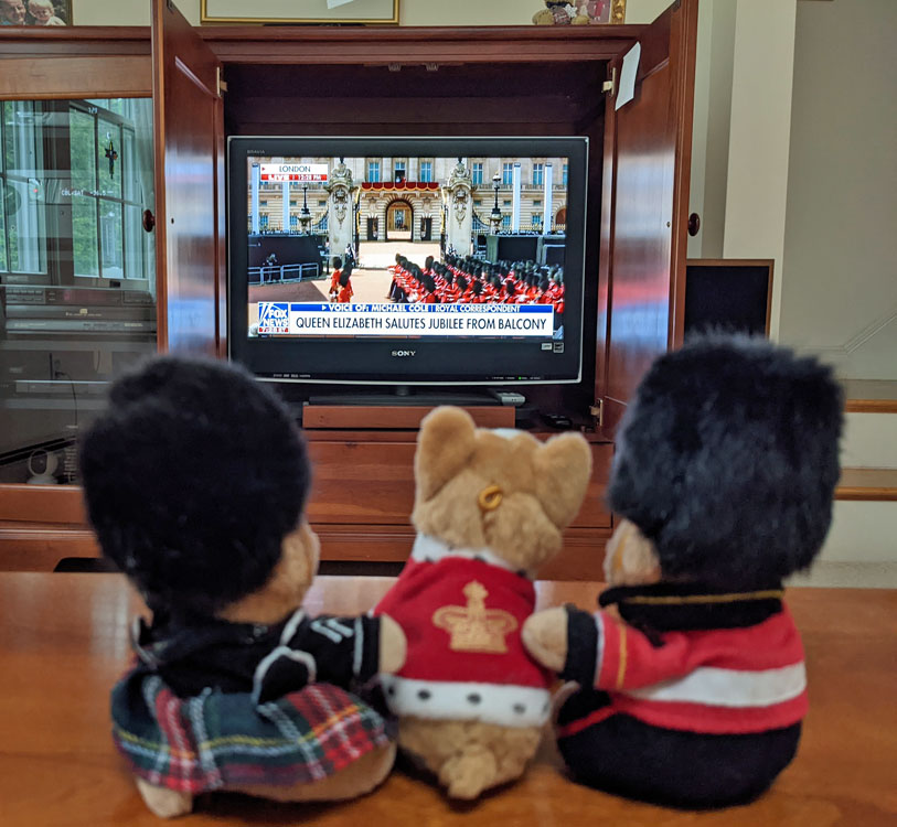 queen elizabeth jubilee palace guards